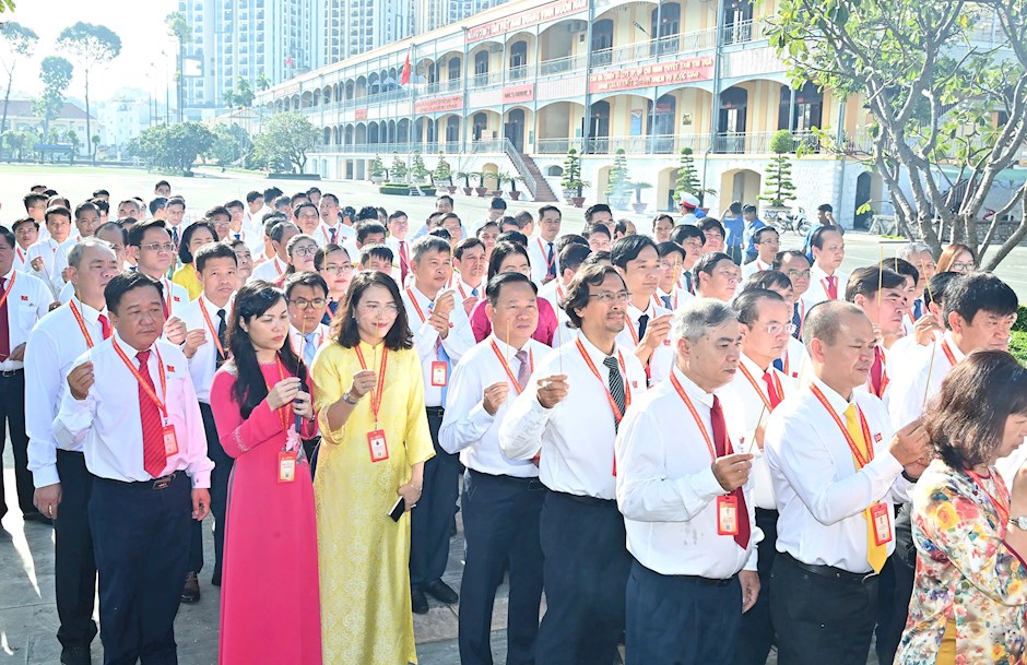 Các đại biểu dâng hoa, dâng hương Chủ tịch Hồ Chí Minh. Ảnh: SGGP