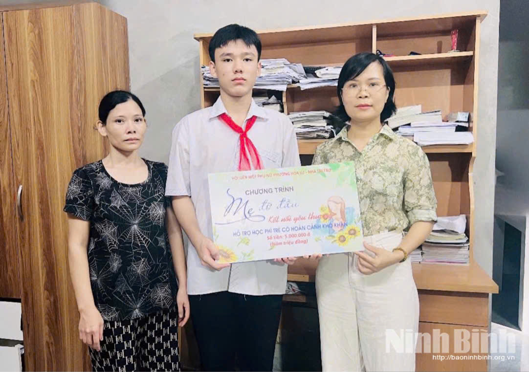 Hội LHPN phường Hoa Lư trao học bổng cho em học sinh có hoàn cảnh khó khăn trong chương trình