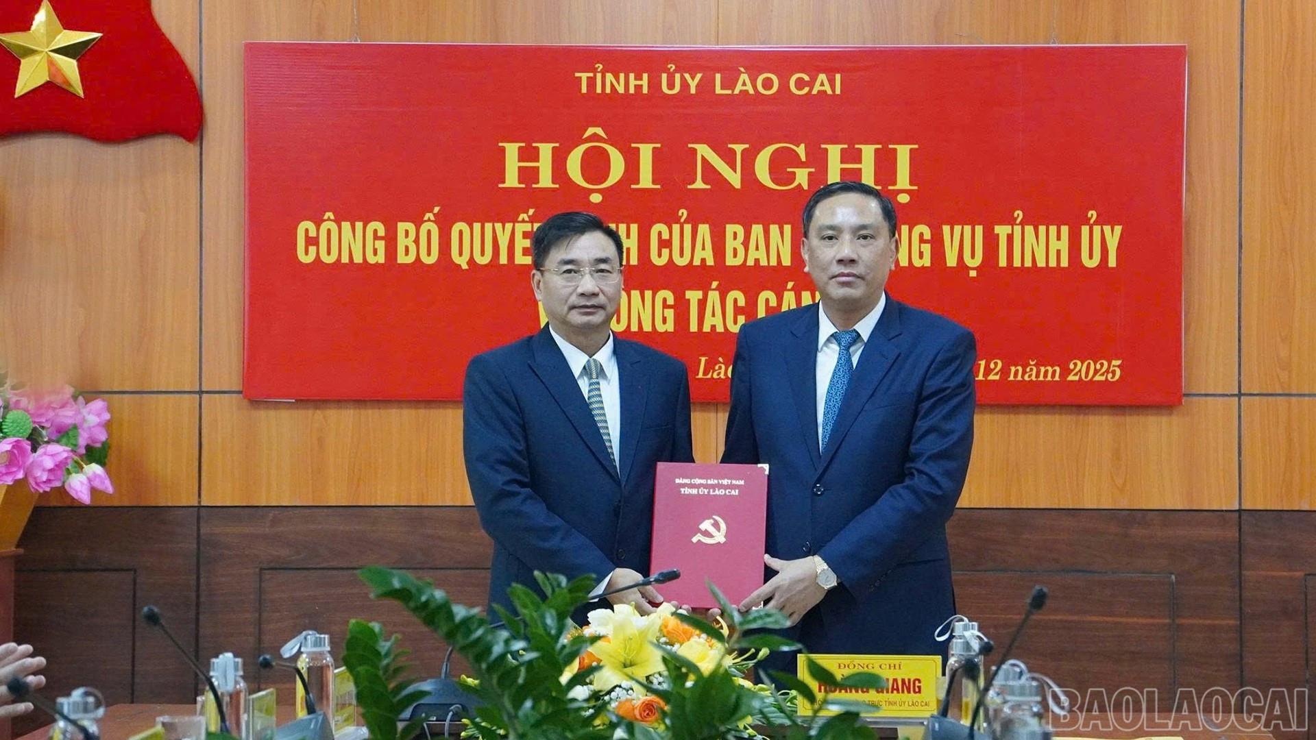 Đồng chí Hoàng Giang - Phó Bí thư Thường trực Tỉnh ủy trao quyết định điều động của Tỉnh ủy Lào Cai cho đồng chí Nguyễn Chương Phát. baolaocai-br_1-12-traoqd.jpg