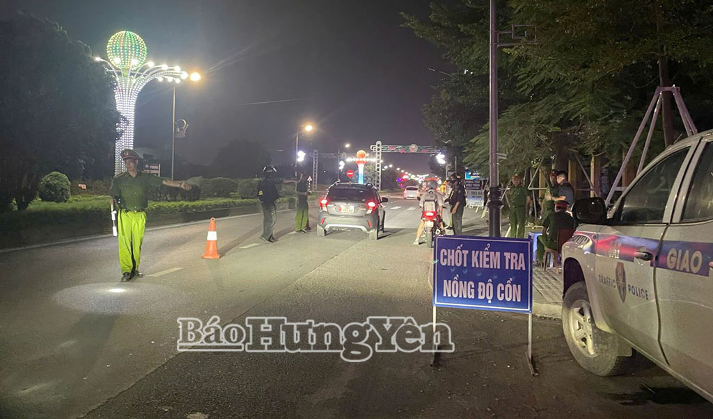 C&aacute;n bộ, chiến sĩ C&ocirc;ng an tỉnh tuần tra, xử l&yacute; vi phạm về trật tự, an to&agrave;n giao th&ocirc;ng tr&ecirc;n tuyến đường ĐT.379, đoạn qua địa phận x&atilde; Văn Giang.