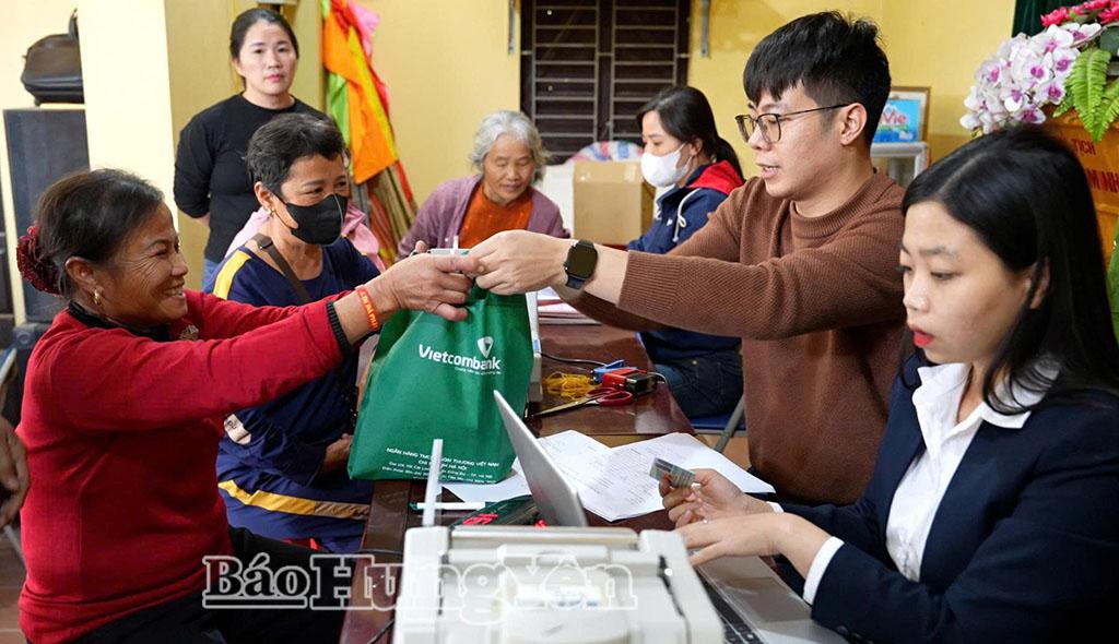 Chi trả tiền bồi thường, hỗ trợ (đợt 1) đối với các hộ dân có đất bị thu hồi phục vụdự án tại thôn Toàn Thắng, xã Châu Ninh.