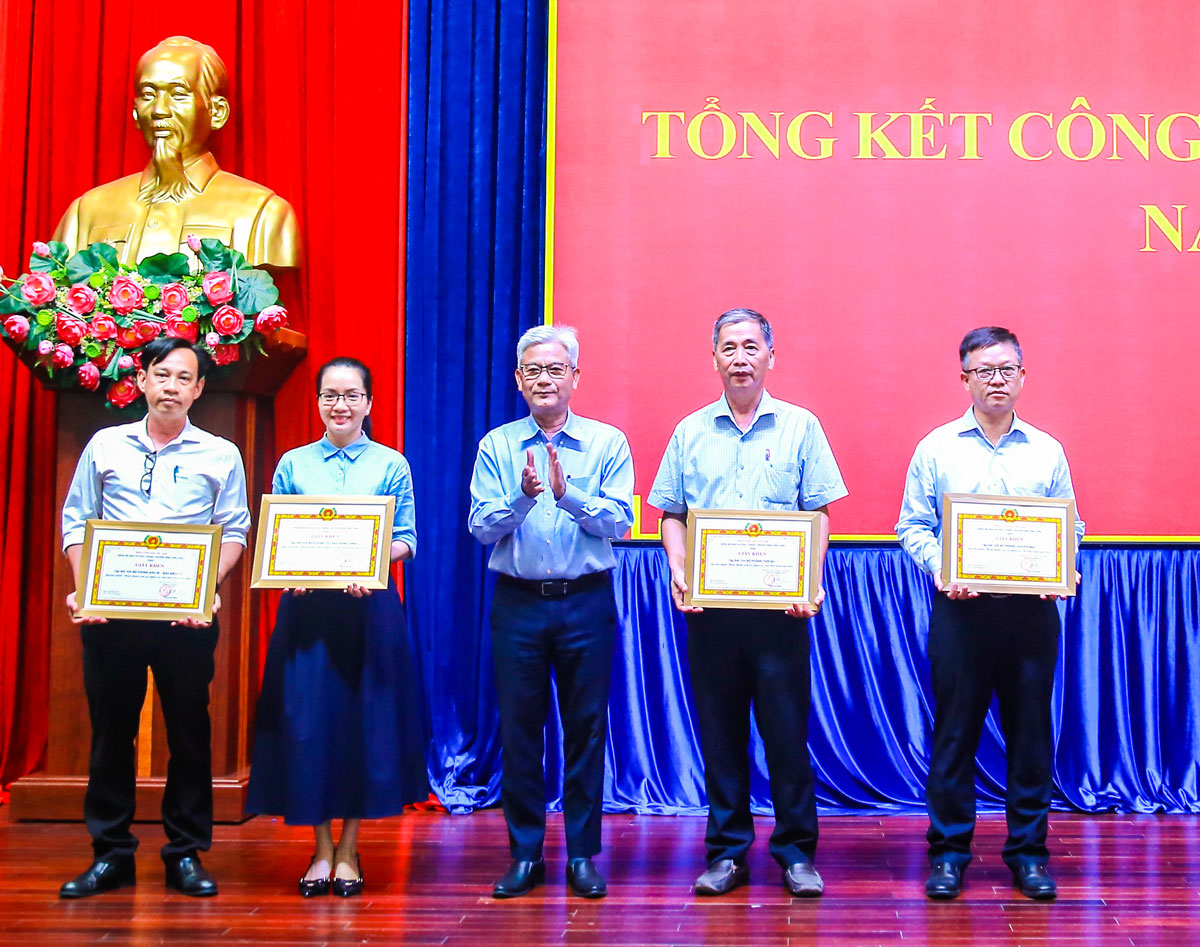 Đồng ch&iacute; L&ecirc; Thanh Tuấn- Ph&oacute; B&iacute; thư Đảng ủy, Gi&aacute;m đốc B&aacute;o v&agrave; ph&aacute;t thanh, truyền h&igrave;nh Vĩnh Long tặng giấy khen cho c&aacute;c chi bộ ho&agrave;n th&agrave;nh xuất sắc nhiệm vụ năm 2025.  