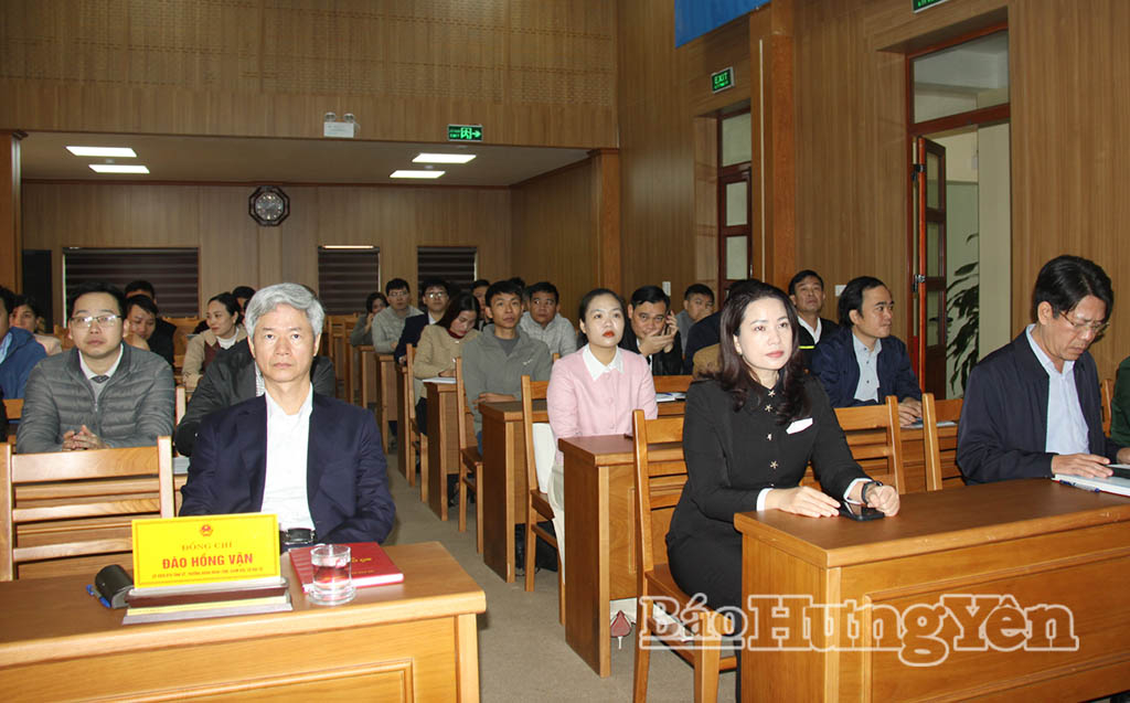 Đồng ch&iacute; Đ&agrave;o Hồng Vận, Ủy vi&ecirc;n Ban Thường vụ Tỉnh ủy, Trưởng Đo&agrave;n đại biểu Quốc hội tỉnh, Gi&aacute;m đốc Sở Nội vụ dự hội nghị tại điểm cầu của Sở Nội vụ.