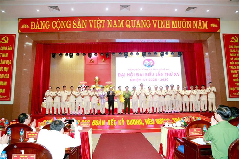Ban Chấp hành Đảng bộ Công an tỉnh Nghệ An khóa XV, nhiệm kỳ 2025 - 2030 ra mắt nhận nhiệm vụ.