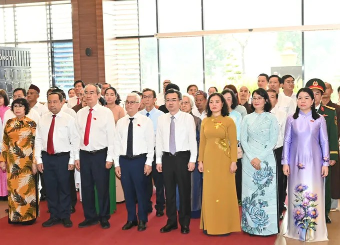 Đoàn đại biểu Thành ủy – HĐND – UBND – Ủy ban MTTQ Việt Nam TPHCM dâng hoa, dâng hương tưởng nhớ Chủ tịch Tôn Đức Thắng. (Ảnh: SGGP)