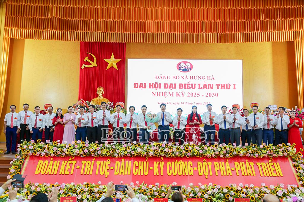 Đồng chí Trần Quốc Toản, Phó Bí thư Thường trực Tỉnh ủy tặng hoa chúc mừng Ban Chấp hành Đảng bộ xã Hưng Hà. nhiệm kỳ 2025 – 2030.