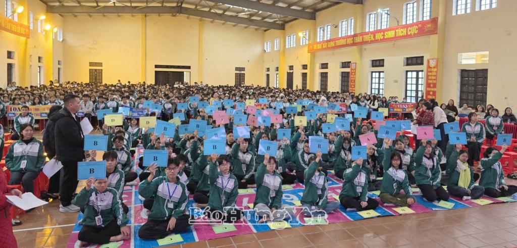 Học sinh Trường THPT Bắc Kiến Xương tham gia Hội thi rung chuông vàng.