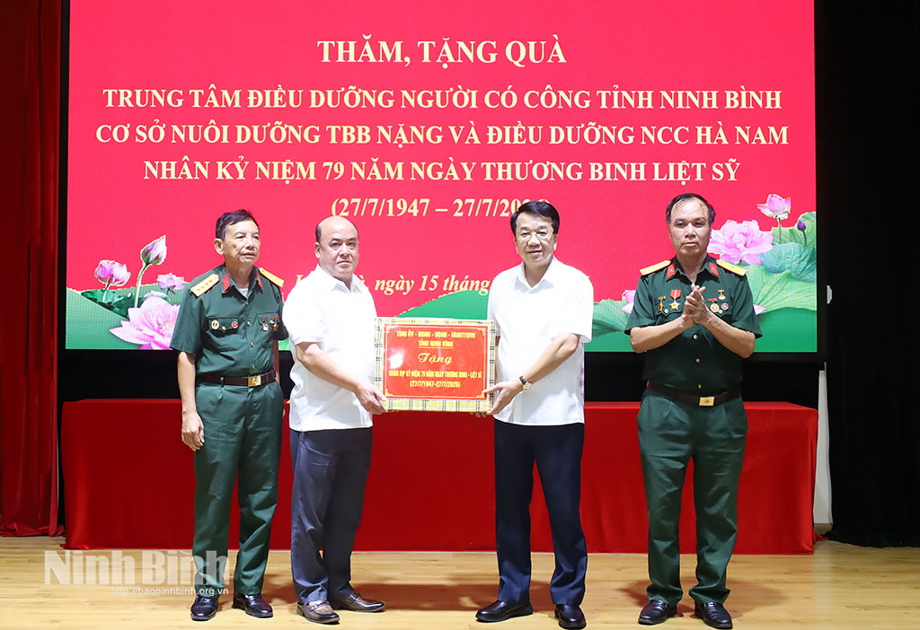 Đồng chí Nguyễn Thanh Bình, Phó Bí thư Tỉnh ủy, Chủ tịch UBND tỉnh tặng quà Cơ sở Nuôi dưỡng thương, bệnh binh nặng và điều dưỡng người có công Hà Nam (phường Liêm Hà).