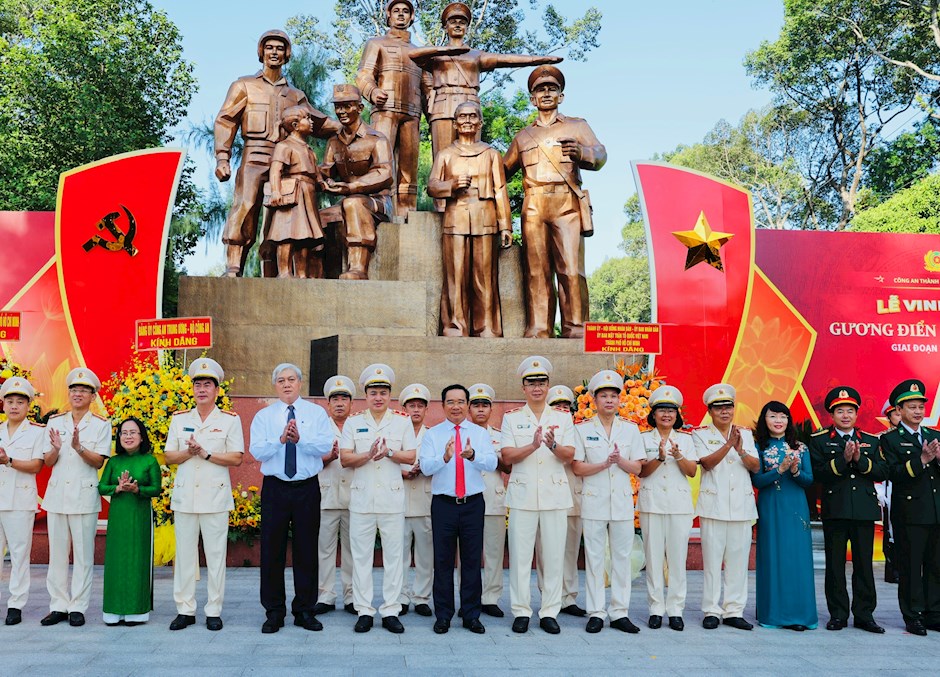 Các đồng chí lãnh đạo và đại biểu dự lễ dâng hoa tại Tượng đài “Công an nhân dân - Vì bình yên cuộc sống”
