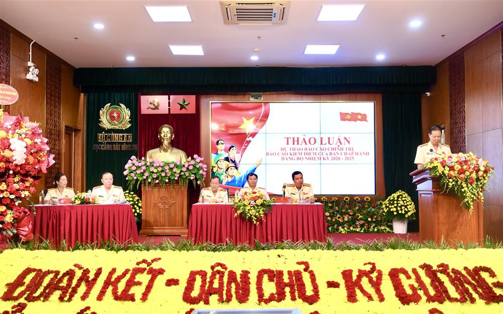 Đoàn Chủ tịch Đại hội.