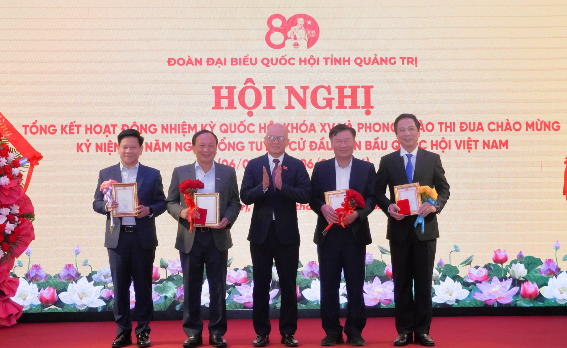 Các đồng chí nguyên lãnh đạo tỉnh và lãnh đạo tỉnh nhận Kỷ niệm chương Vì sự nghiệp Quốc hội Việt Nam - Ảnh: N.H