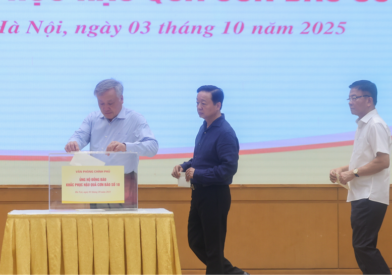 Thủ tướng Phạm Minh Chính cùng lãnh đạo Chính phủ và tập thể Văn phòng Chính phủ ủng hộ đồng bào bị thiệt hại do bão lũ- Ảnh 2.