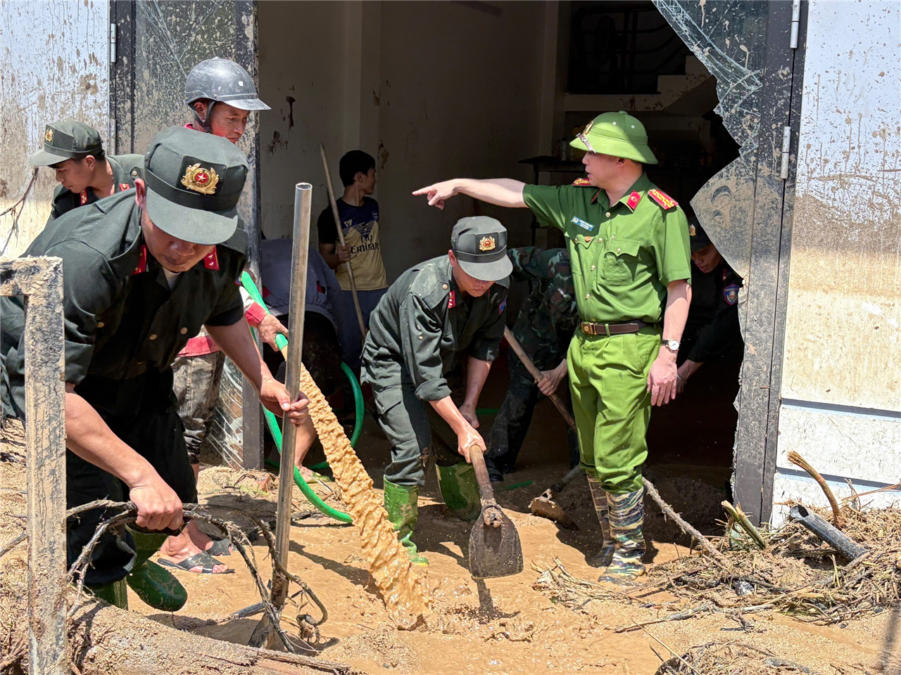 Ban Giám đốc Công an tỉnh Sơn La trực tiếp chỉ đạo các lực lượng hỗ trợ nhân dân khắc phục hậu quả mưa lũ.