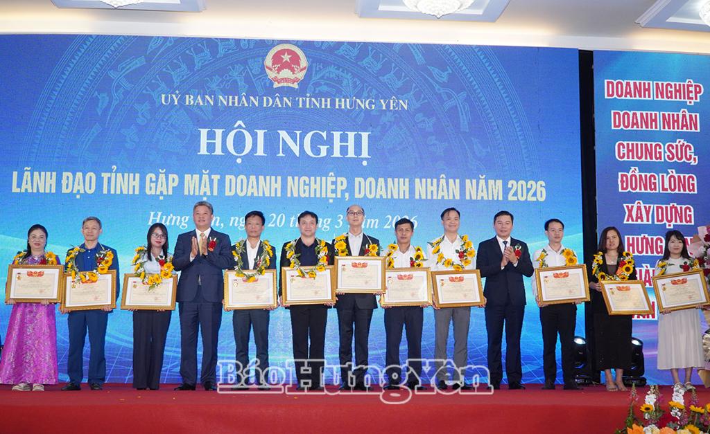 Đồng chí Phó Bí thư Tỉnh ủy Nguyễn Mạnh Quyền và đồng chí Phó Chủ tịch Thường trực UBND tỉnh Nguyễn Lê Huy trao hoa và danh hiệu Doanh nhân tiêu biểu cho các cá nhân.