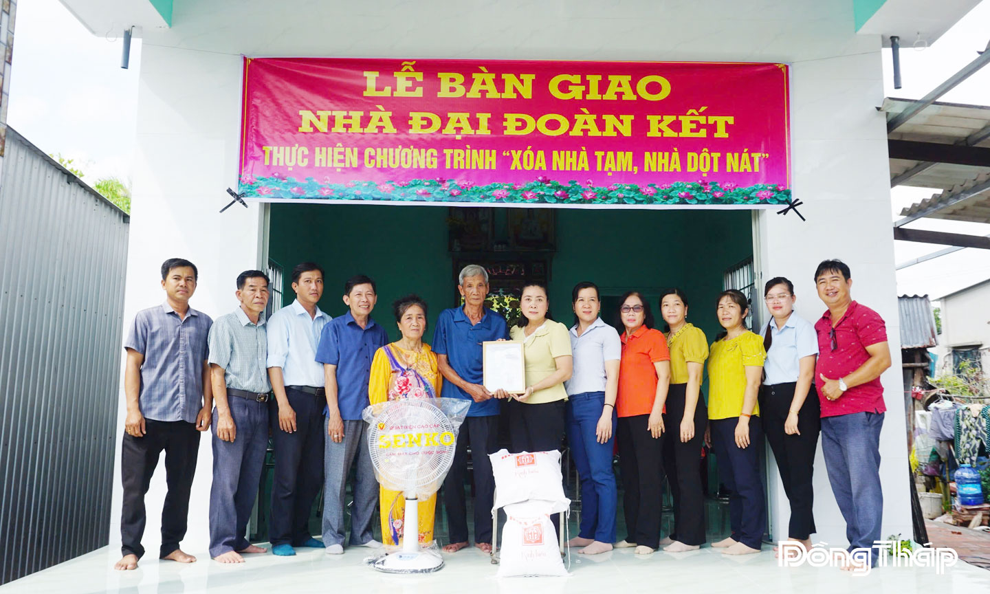 Chương trình “Đi có quà, về có nhà” - Một trong những hoạt động nổi bật, thiết thực của Quỹ “Vì người nghèo” do Mặt trận Tổ quốc xã Phú Hựu vận động.