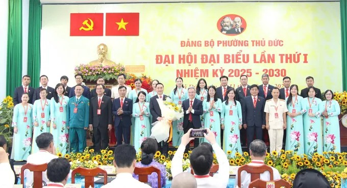 Phó Bí thư Thành ủy TPHCM Đặng Minh Thông trao hoa của Thành ủy - HĐND - UBND - Ủy ban MTTQ Việt Nam TPHCM chúc mừng đại hội