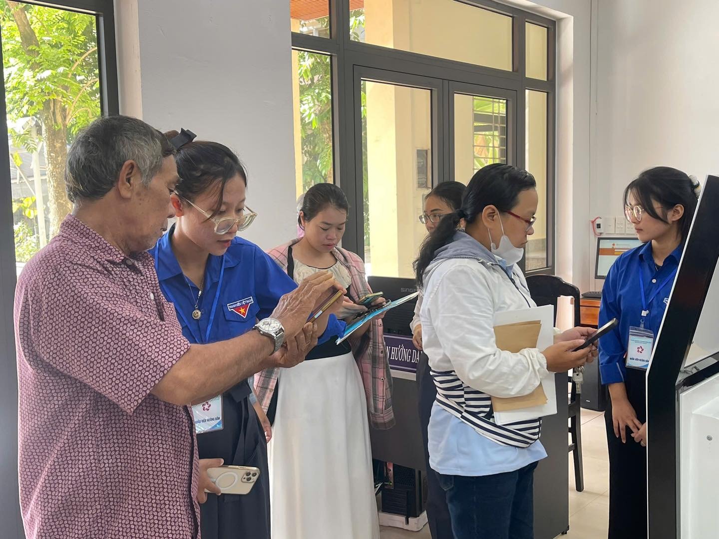 Đoàn viên, thanh niên hỗ trợ vận hành chính quyền 2 cấp. Ảnh: ĐVCC