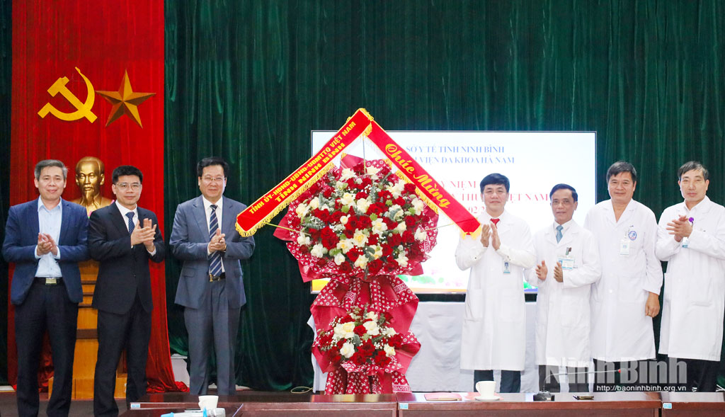 Đồng chí Lê Xuân Huy, Tỉnh ủy viên, Phó Chủ tịch HĐND tỉnh tặng hoa chúc mừng Bệnh viện đa khoa Hà Nam nhân Ngày Thầy thuốc Việt Nam 27-2.