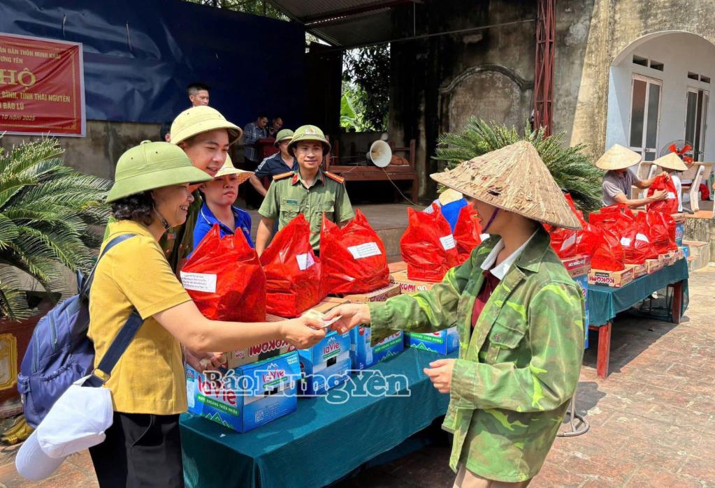 Đoàn trao quà hỗ trợ người dân bị ảnh hưởng bão lũ tại xã Phú Bình (tỉnh Thái Nguyên).