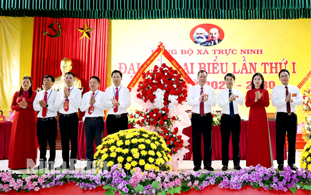 Đồng chí Phó Bí thư Tỉnh ủy, Chủ tịch HĐND tỉnh Lê Quốc Chỉnh tặng hoa chúc mừng Đại hội.