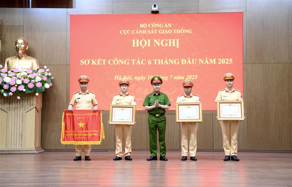 Thừa ủy quyền, Thứ trưởng Nguyễn Ngọc Lâm trao Cờ thi đua của Chính phủ tặng Phòng Hướng dẫn tuần tra kiểm soát giao thông đường bộ, đường sắt; trao Bằng khen của Thủ tướng Chính phủ tặng 03 cá nhân thuộc Cục CSGT.