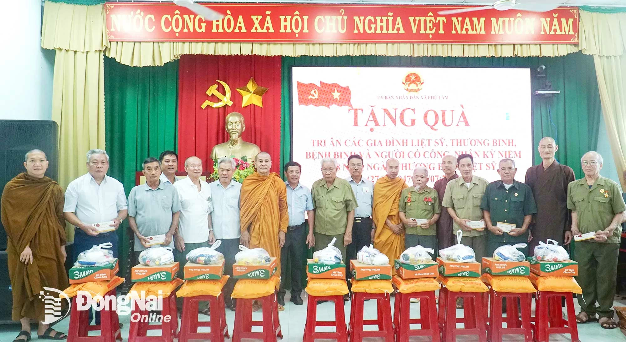 Lãnh đạo xã Phú Lâm và nhà tài trợ tặng quà cho người có công. Ảnh: Minh Long