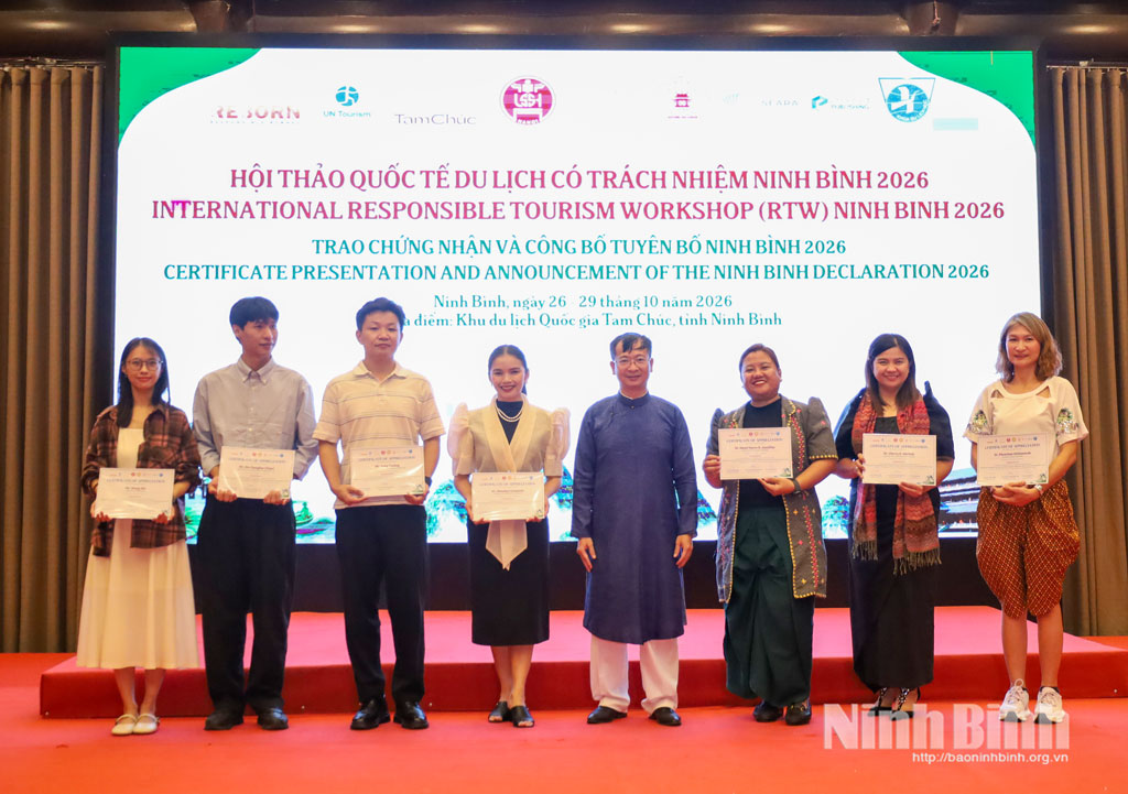 Ban tổ chức Hội thảo trao Giấy chứng nhận cho các học giả, chuyên gia.