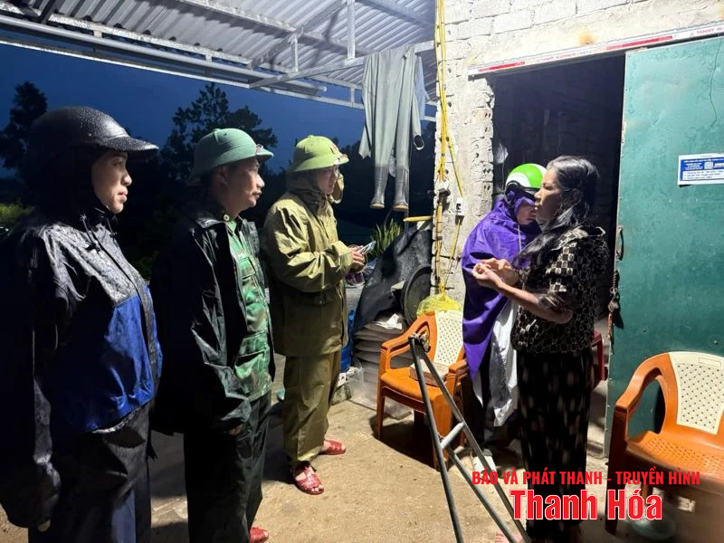 Đoàn viên thanh niên hỗ trợ người dân di dời người và tài sản ứng phó với bão số 5