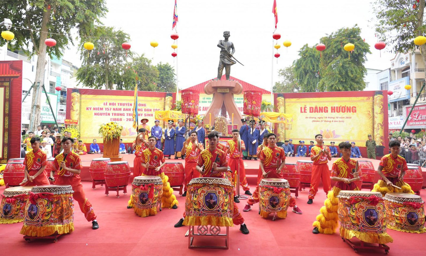 Tiết mục trống hội mở màn Lễ hội truyền thống kỷ niệm 157 năm Anh hùng dân tộc Nguyễn Trung Trực hy sinh (1868 - 2025).