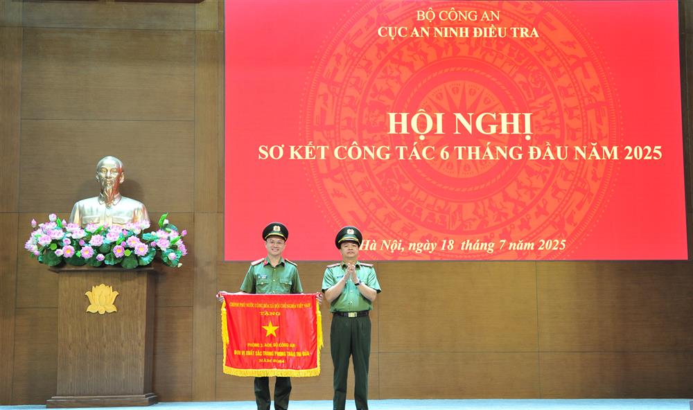 Thừa ủy quyền, Thiếu tướng Hoàng Văn Hà trao Cờ thi đua của Chính phủ tặng tập thể Phòng 3, Cục An ninh điều tra.