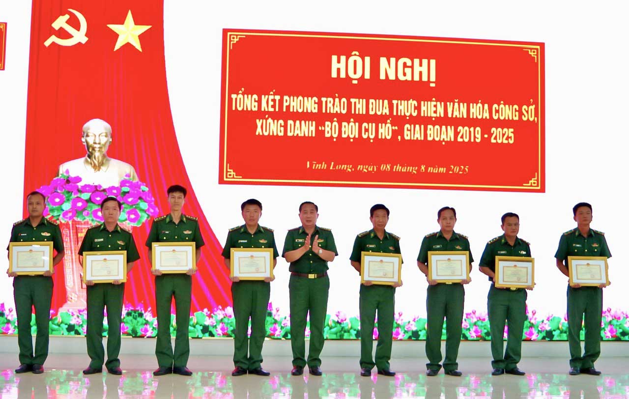 Đại tá Mai Văn Yên- Bí thư Đảng ủy, Chính ủy Ban Chỉ huy Bộ đội Biên phòng tỉnh trao khen thưởng cho các cá nhân có thành tích xuất sắc trong phong trào thi đua thực hiện văn hóa công sở, xứng danh “Bộ đội Cụ Hồ”, giai đoạn 2019-2025.