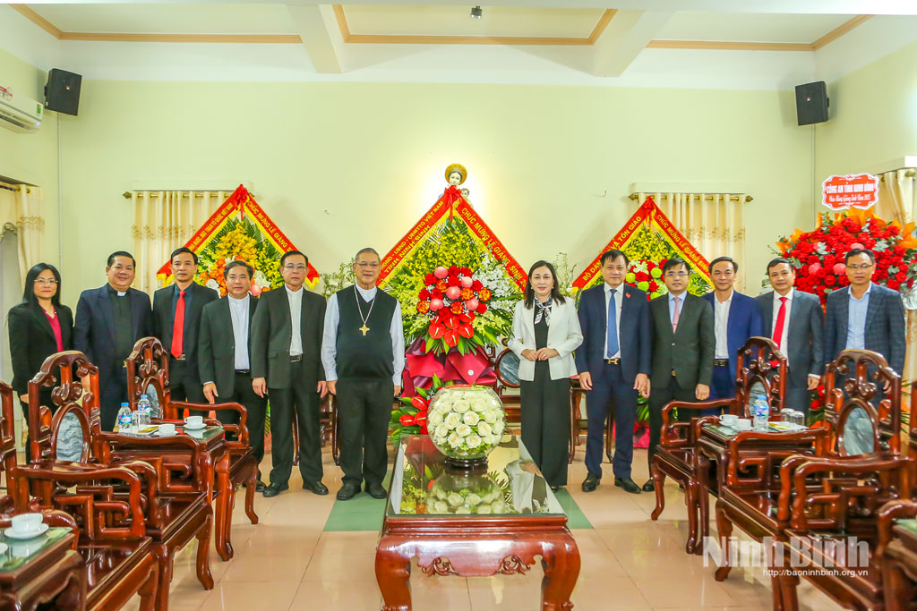 Đồng ch&iacute; Đinh Thị Lụa, Ph&oacute; B&iacute; thư Thường trực Tỉnh ủy tặng hoa ch&uacute;c mừng Gi&aacute;o phận B&ugrave;i Chu nh&acirc;n dịp Gi&aacute;ng sinh 2025.