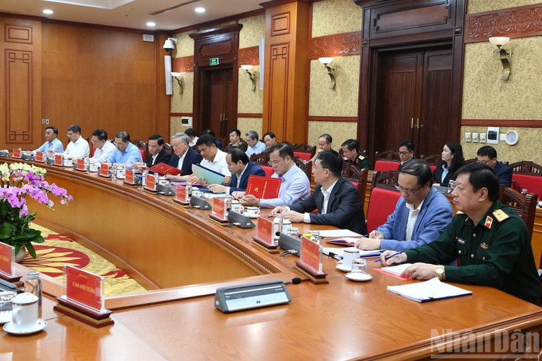 Các đồng chí lãnh đạo và các đại biểu tham dự cuộc họp. a6-bnd-1412.jpg