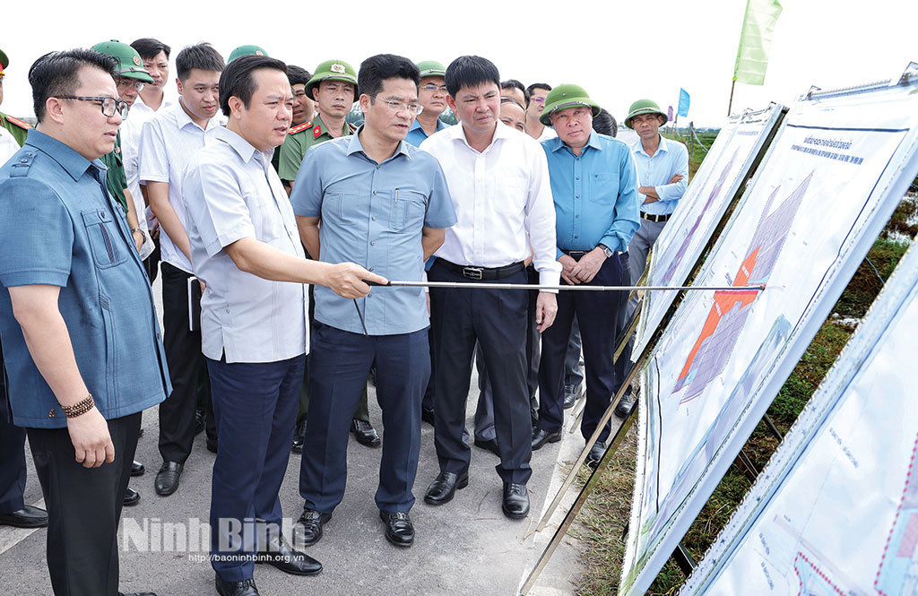 Đồng chí Phạm Quang Ngọc, Phó Bí thư Tỉnh ủy, Chủ tịch UBND tỉnh và Đoàn công tác kiểm tra tại Khu công nghiệp Hải Long (VSIP), xã Giao Hưng.