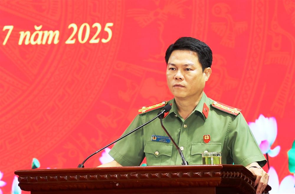 Đại tá Nguyễn Hữu Mạnh phát biểu tại hội nghị.