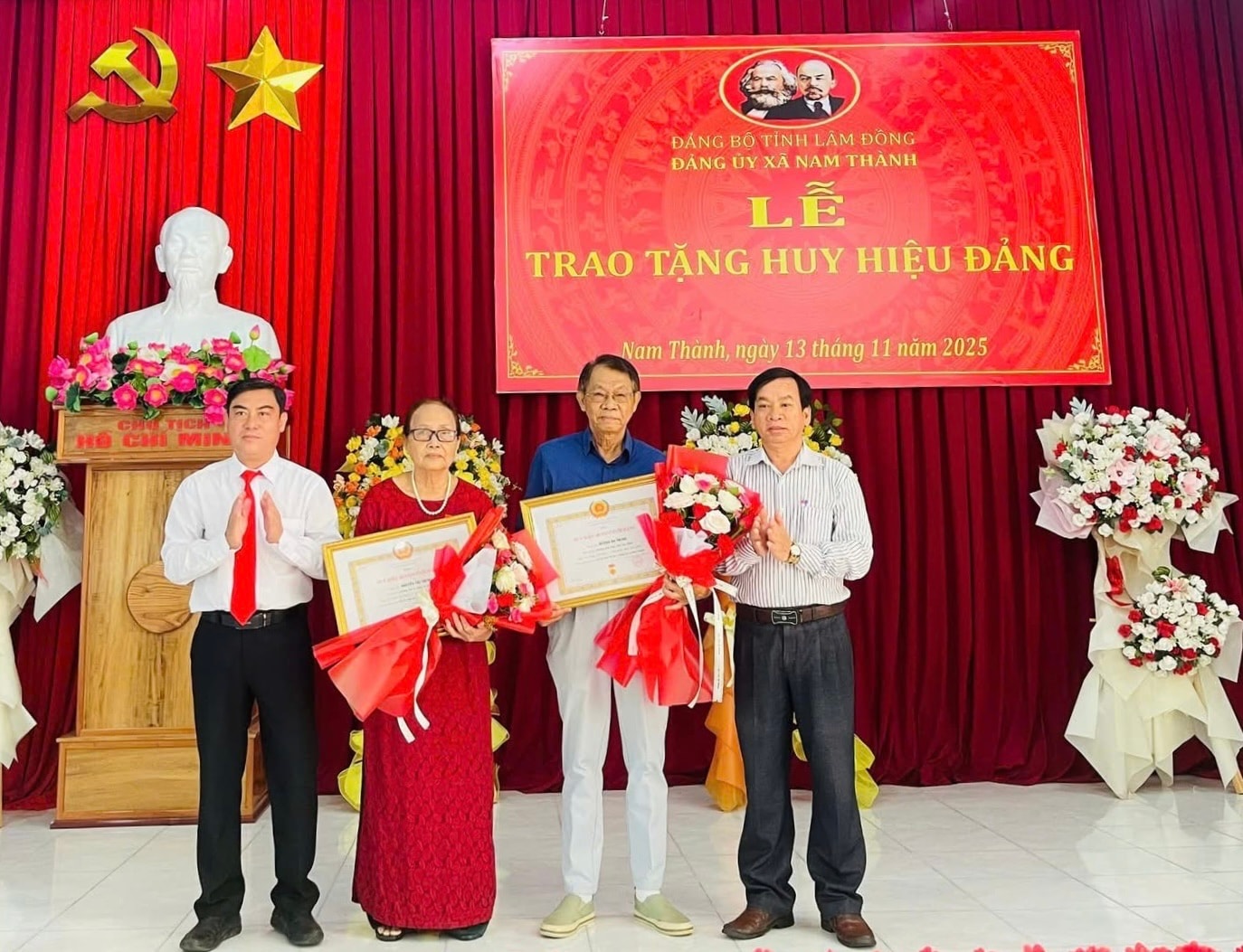 Đảng uỷ x&atilde; Nam Th&agrave;nh trao tặng huy hiệu 50 năm, 40 năm tuổi đảng cho 3đảng vi&ecirc;n trong Đảng bộ.