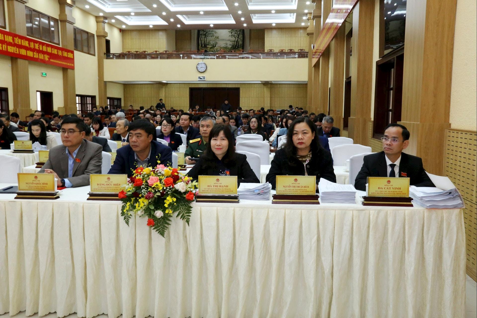 Các đồng chí lãnh đạo tỉnh tham dự kỳ họp