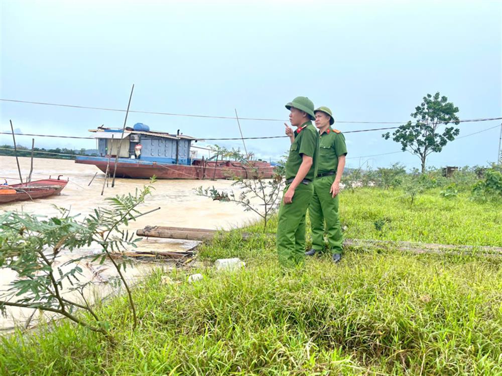 Công an xã phối hợp với các lực lượng để nắm bắt các điểm xung yếu, khu vực có nguy cơ sạt lở, ngập úng, đồng thời hướng dẫn tàu thuyền, người dân chủ động di dời, chấp hành các quy định phòng chống bão lũ