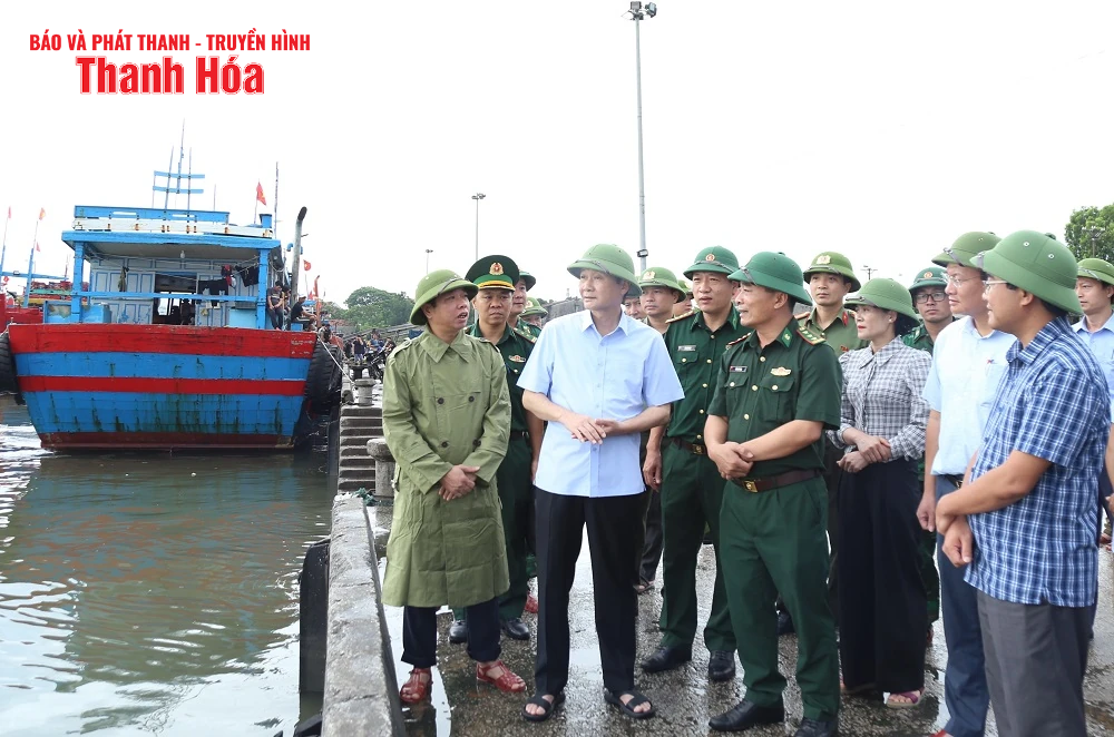 Chủ tịch UBND tỉnh Đỗ Minh Tuấn kiểm tra công tác ứng phó với bão số 5 tại phường Hải Bình và xã Tiên Trang
