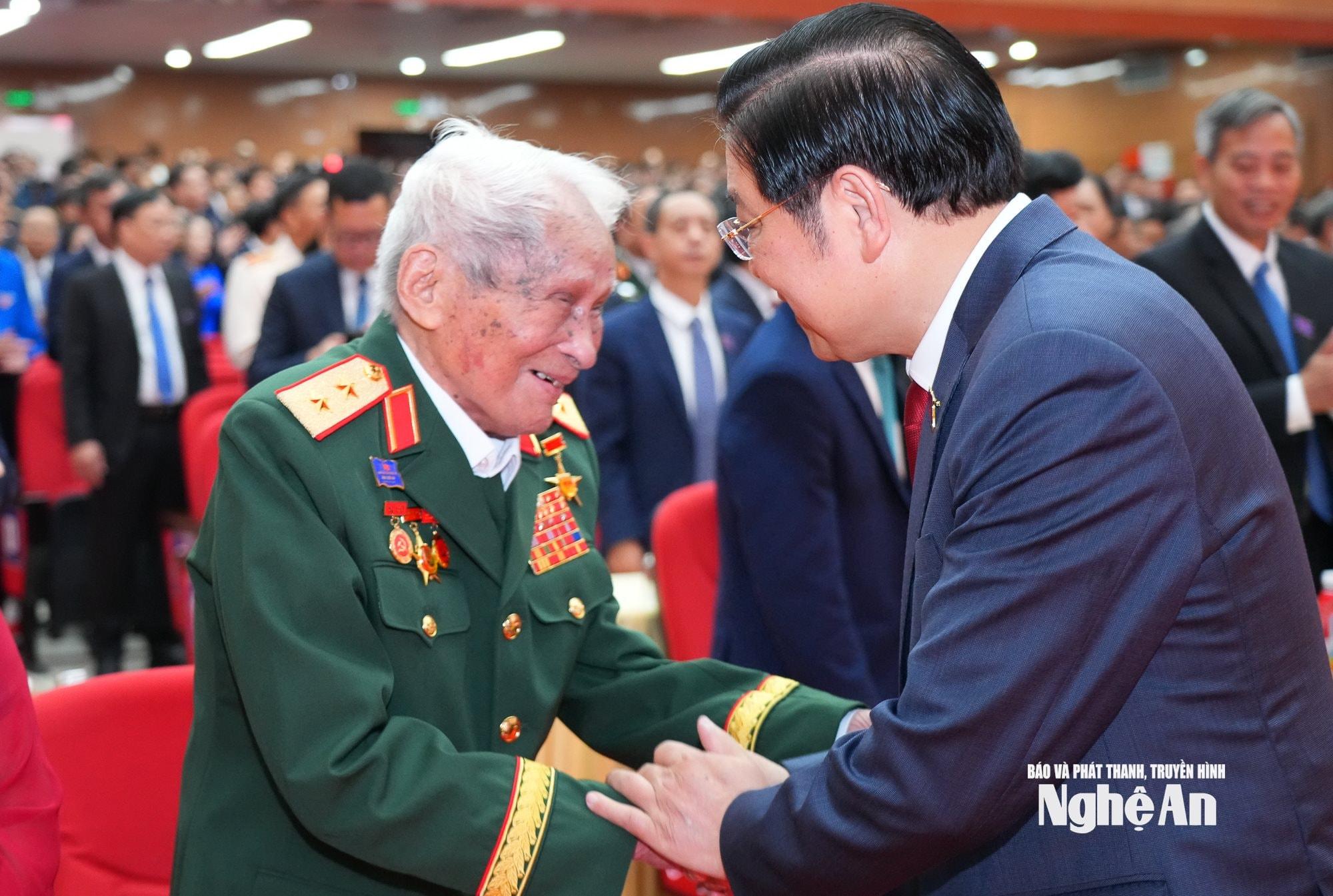 Đồng chí Phan Đình Trạc - Ủy viên Bộ Chính trị, Bí thư Trung ương Đảng, Trưởng ban Nội chính Trung ương thăm hỏi Trung tướng Nguyễn Quốc Thước - nguyên Tư lệnh Quân khu 4, Anh hùng Lực lượng vũ trang nhân dân. A