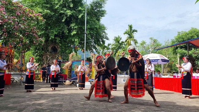 Quảng Ngãi: Bảo tồn, phát huy giá trị dân ca, dân vũ, dân nhạc của các dân tộc thiểu số gắn với phát triển du lịch - Ảnh 2. Quảng Ngãi: Bảo tồn, phát huy giá trị dân ca, dân vũ, dân nhạc của các dân tộc thiểu số gắn với phát triển du lịch - Ảnh 2.