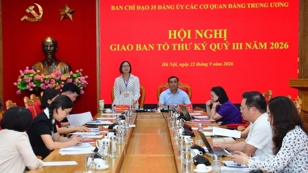Đồng chí Phạm Thị Vui, Phó Trưởng Ban Tuyên giáo Đảng ủy các cơ quan Đảng Trung ương, thành viên Ban Chỉ đạo 35 Đảng ủy, Tổ trưởng Tổ Thư ký phát biểu tại hội nghị. (Ảnh: PHẠM CƯỜNG)  