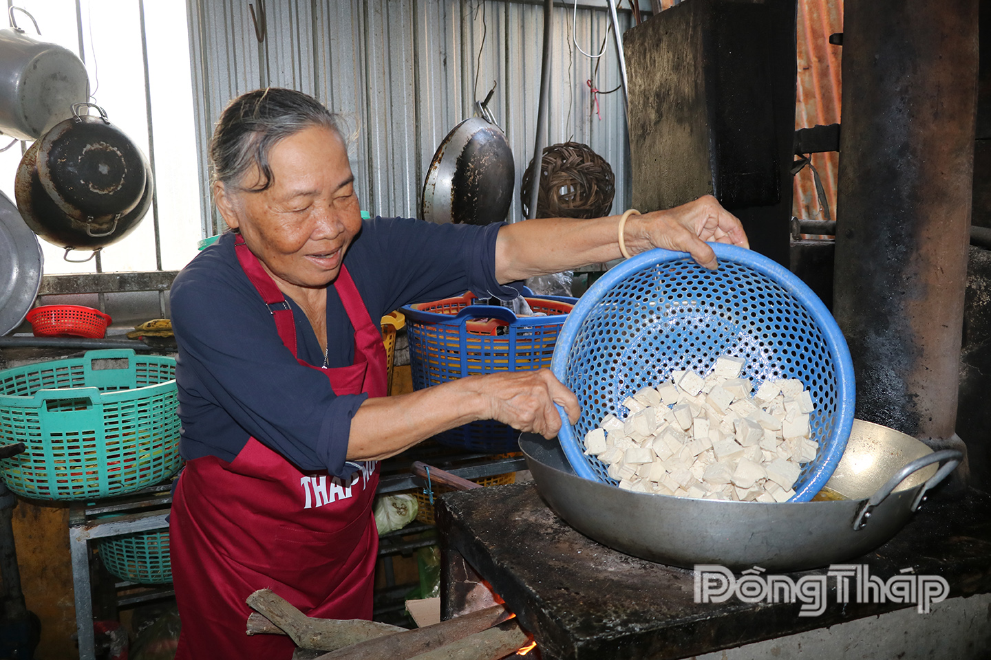 Mặc dù tuổi cao nhưng cô Ngô Thị Ni vẫn nhiệt tình tham gia nấu ăn để phát cho người dân.