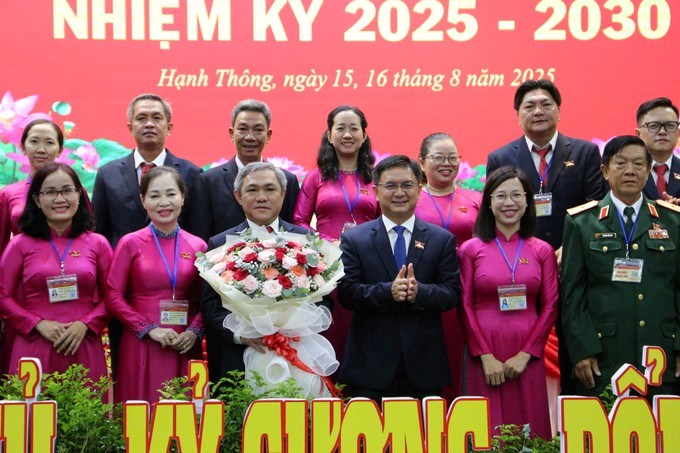 Đồng chí Nguyễn Mạnh Cường chúc mừng BCH Đảng bộ phường Hạnh Thông