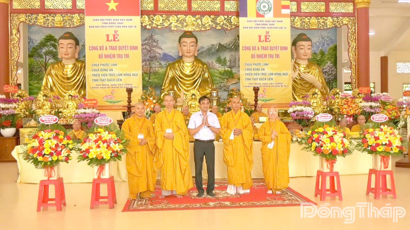 Ông Nguyễn Văn Vũ Minh, Tỉnh Ủy viên, Giám đốc Sở Nội vụ tỉnh Đồng Tháp tặng hoa chúc mừng trụ trì 4 cơ sở tự viện.