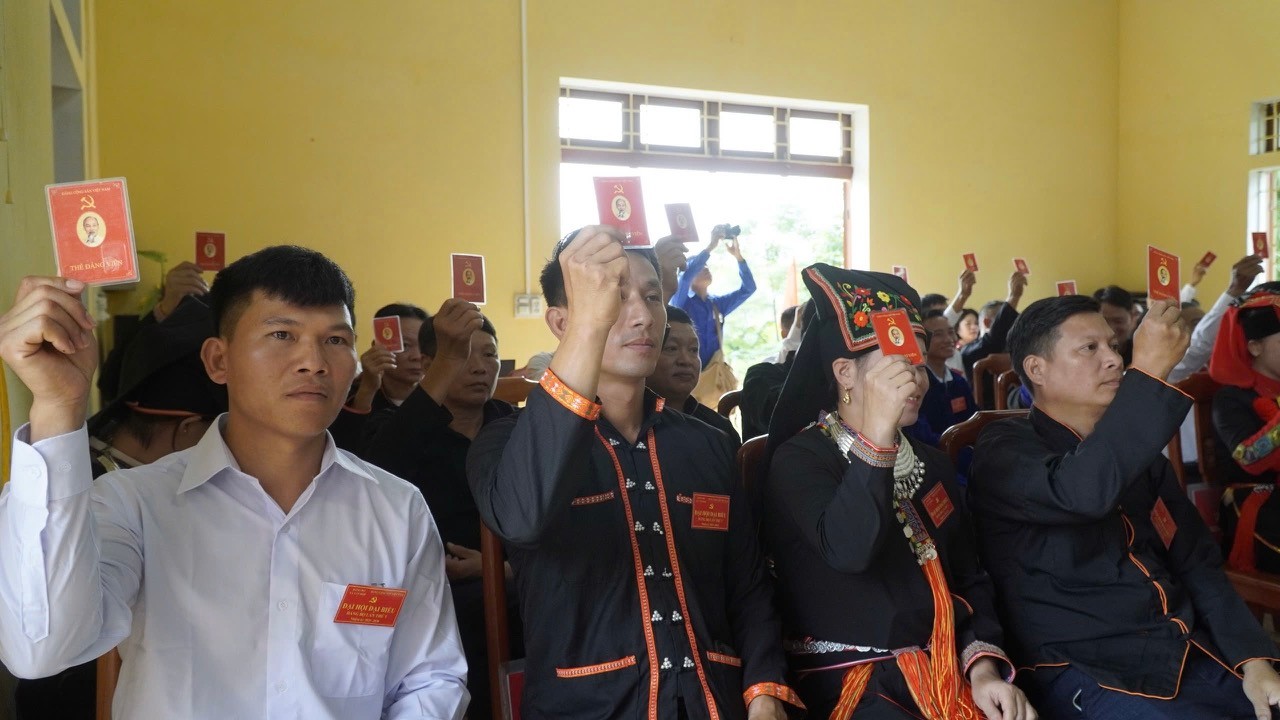 Đại biểu biểu quyết thông qua Nghị quyết Đại hội.