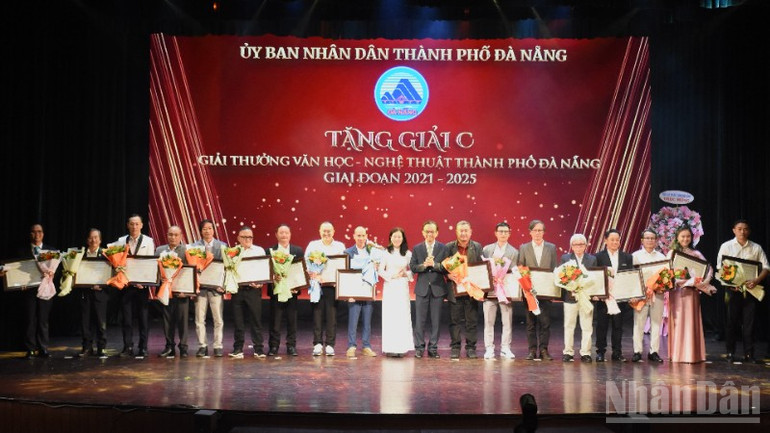 Đ&agrave; Nẵng t&ocirc;n vinh 61 t&aacute;c phẩm đạt Giải thưởng Văn học-Nghệ thuật th&agrave;nh phố Đ&agrave; Nẵng giai đoạn 2021-2025 - Ảnh 4.