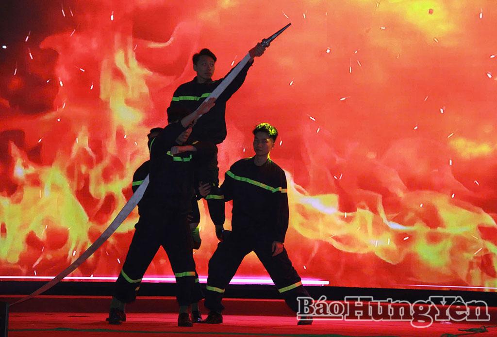 Tiết mục của các chiến sĩ Công an tỉnh đem đến nhiều cảm xúc cho khán giả.