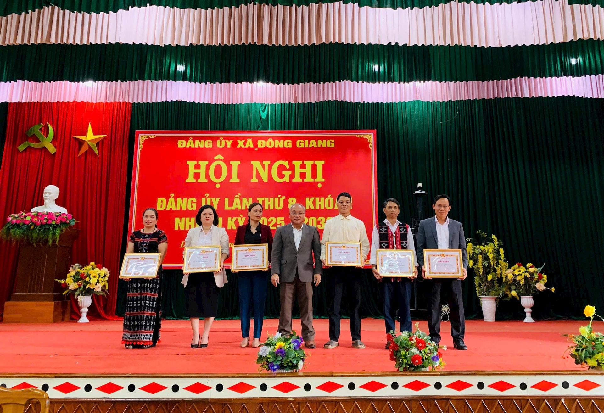 B&iacute; thư Đảng ủy x&atilde; Đ&ocirc;ng Giang L&ecirc; Duy Thắng tặng giấy khen cho c&aacute;c TCCSĐ ho&agrave;n th&agrave;nh xuất sắc nhiệm vụ 2025