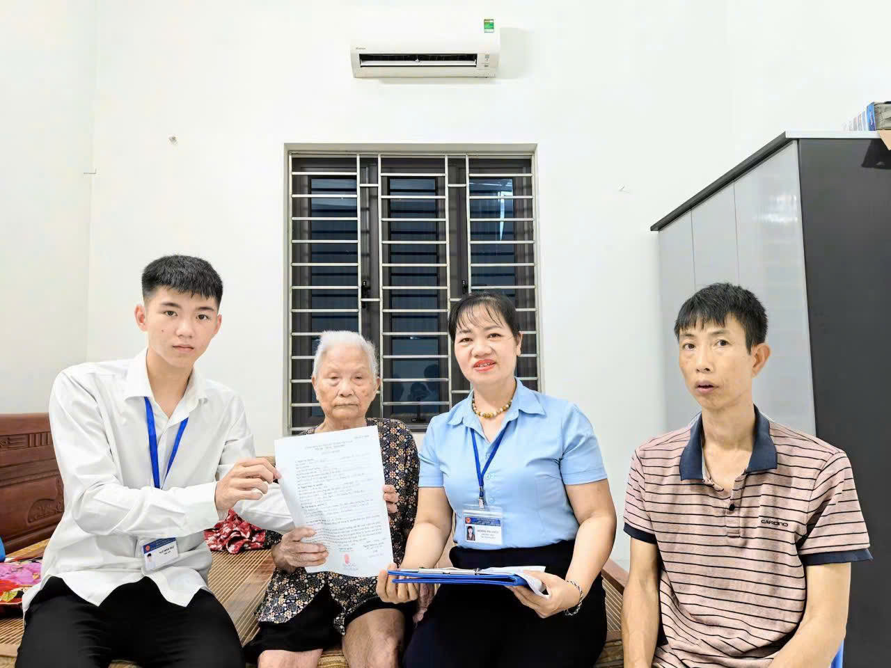 Tổ công tác hỗ trợ các thủ tục cho người già yếu, khuyết tật tại nhà. Ảnh: Phương Liên
